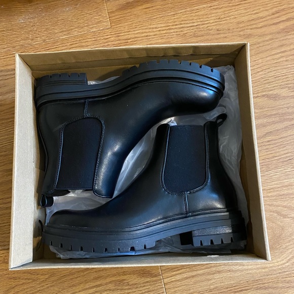 Steve Madden Shoes - BNWT Steve Madden Billiee boot